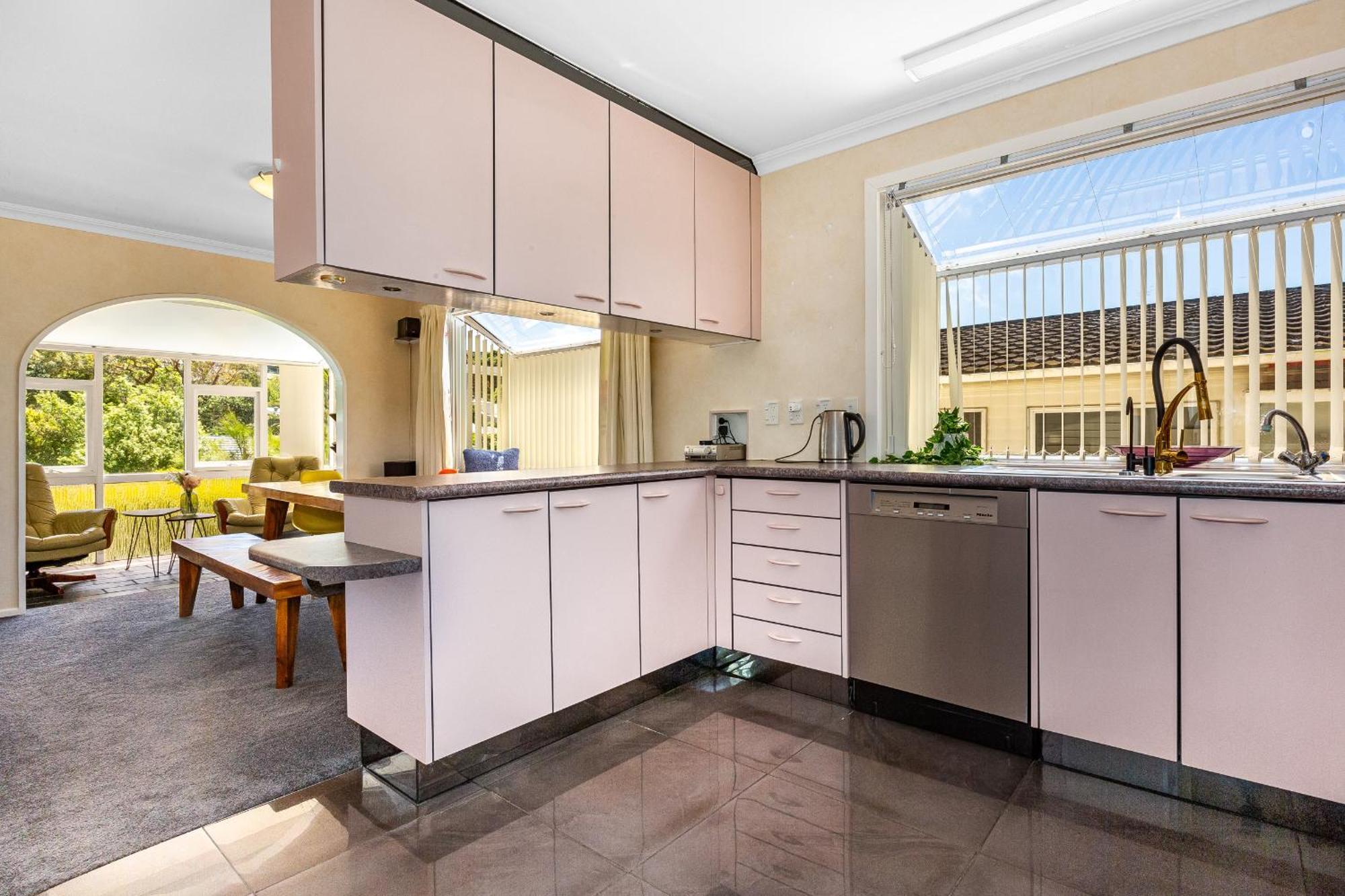 Retro 4 Bedroom Home, Warm And Welcoming, Quiet Location Porirua Buitenkant foto
