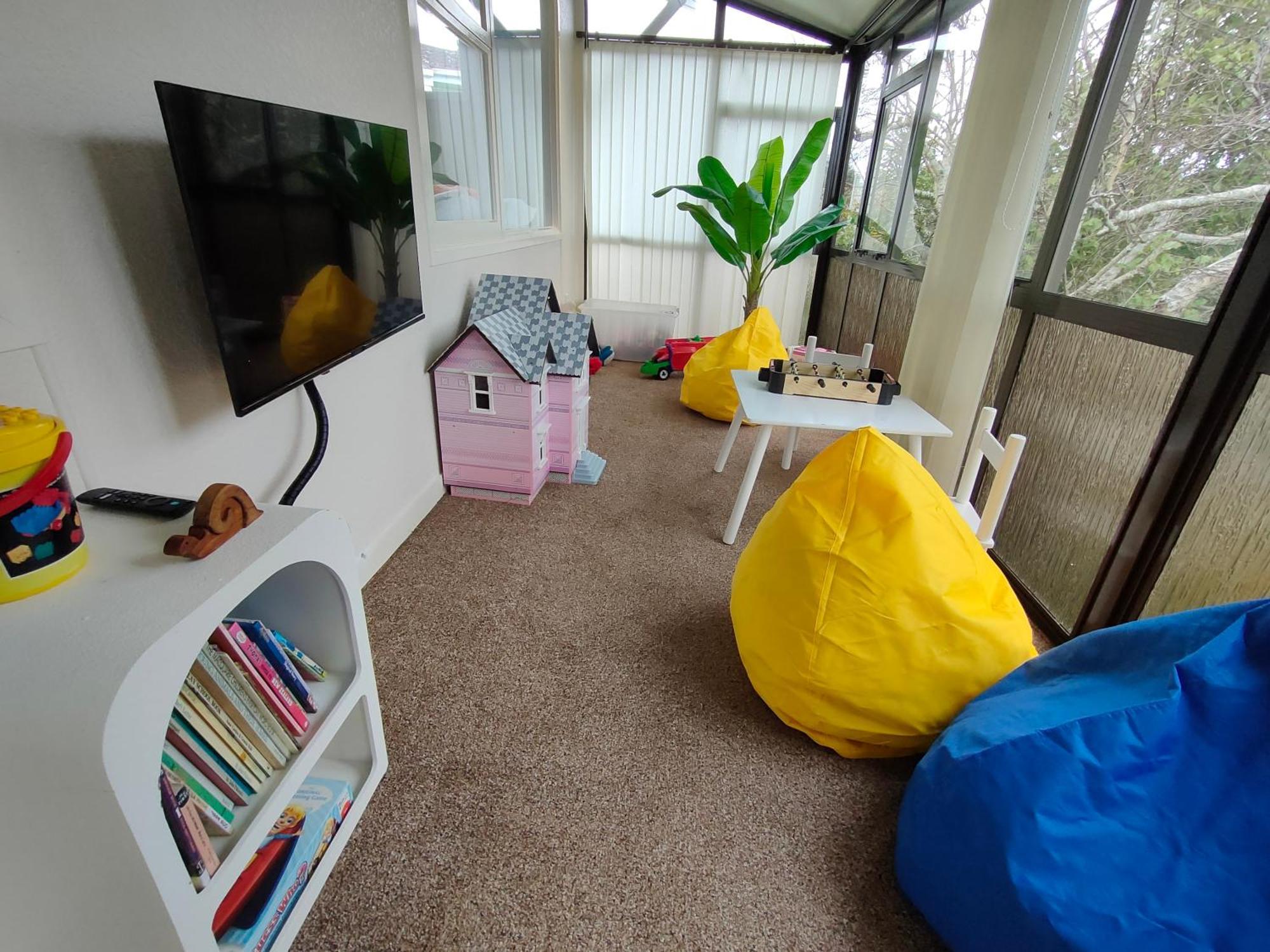 Retro 4 Bedroom Home, Warm And Welcoming, Quiet Location Porirua Buitenkant foto