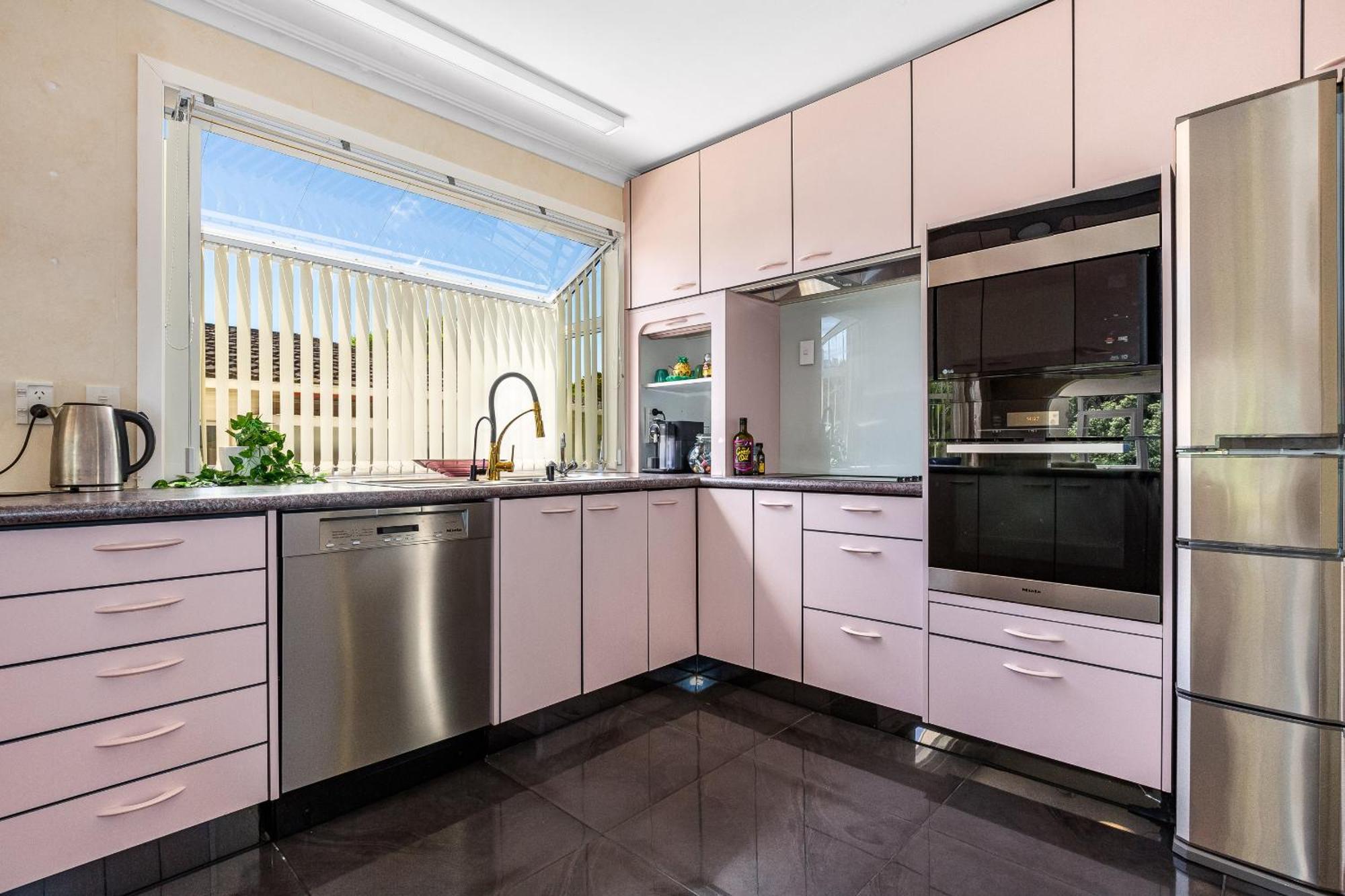 Retro 4 Bedroom Home, Warm And Welcoming, Quiet Location Porirua Buitenkant foto