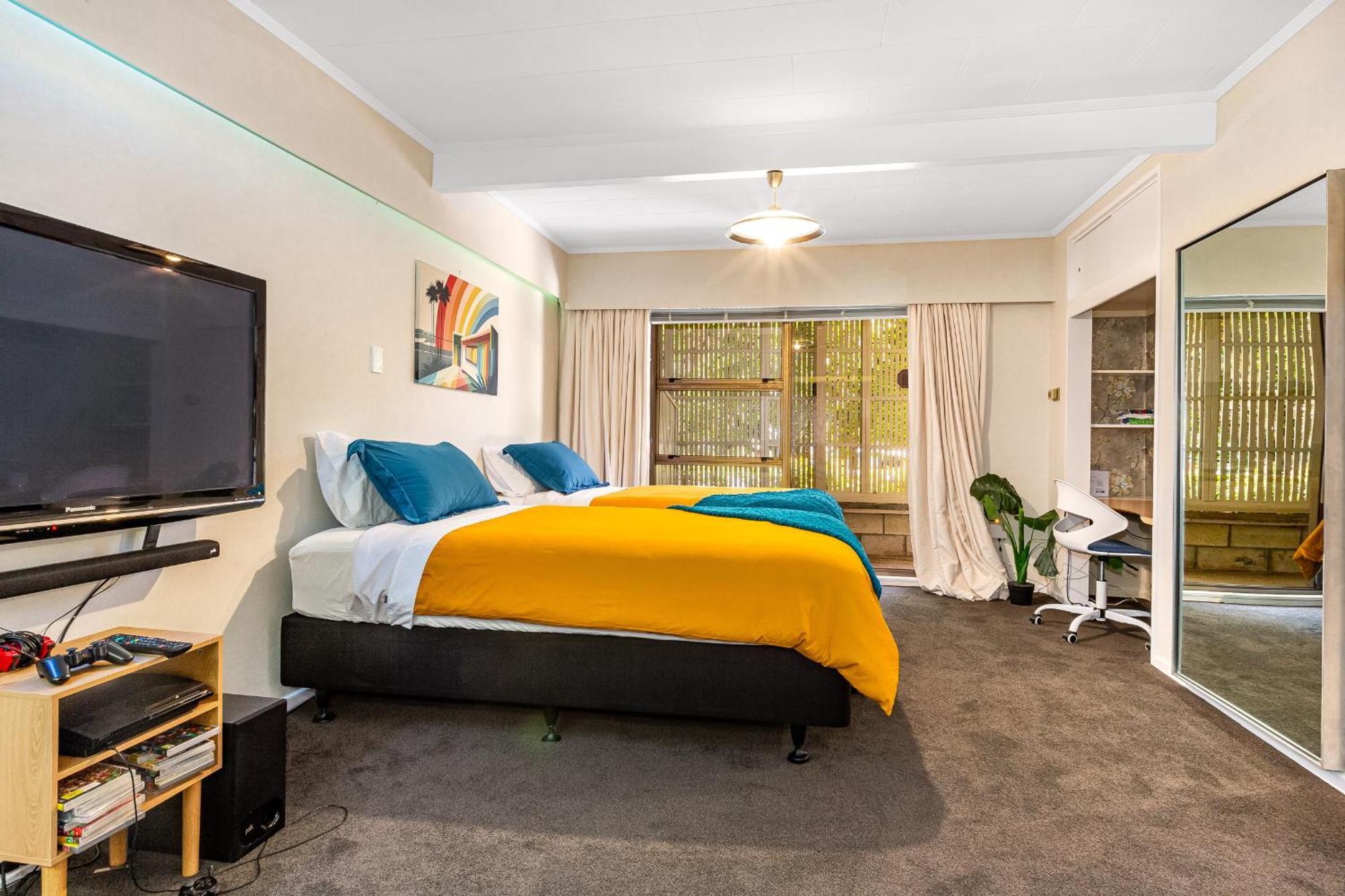 Retro 4 Bedroom Home, Warm And Welcoming, Quiet Location Porirua Buitenkant foto
