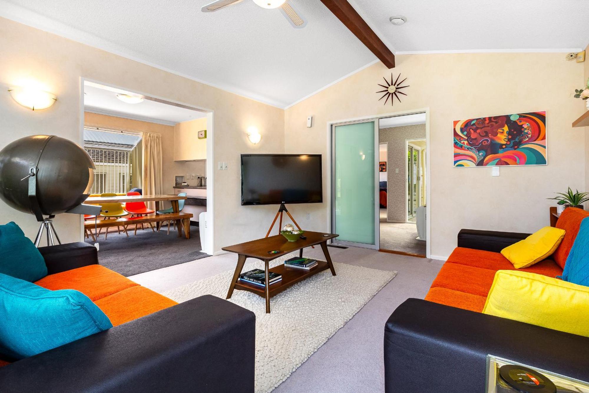 Retro 4 Bedroom Home, Warm And Welcoming, Quiet Location Porirua Buitenkant foto
