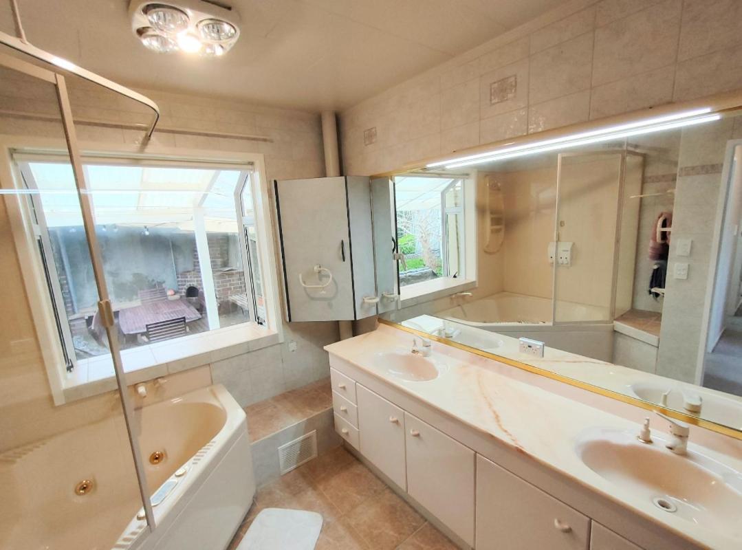 Retro 4 Bedroom Home, Warm And Welcoming, Quiet Location Porirua Buitenkant foto
