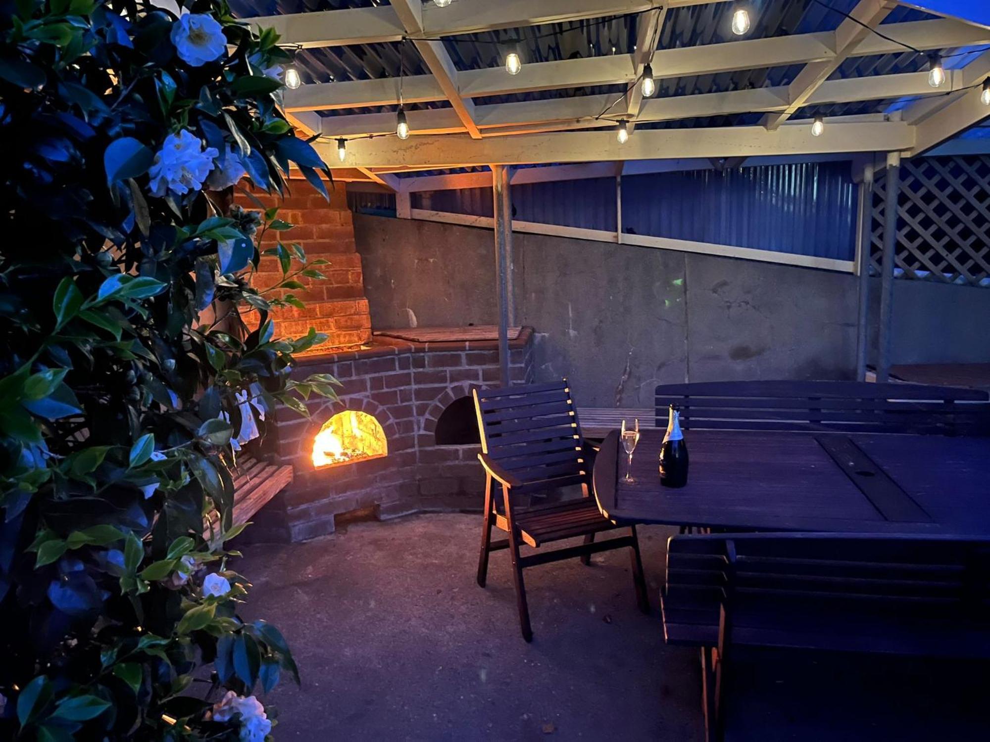 Retro 4 Bedroom Home, Warm And Welcoming, Quiet Location Porirua Buitenkant foto