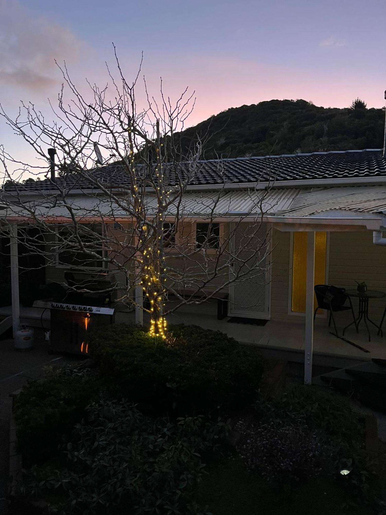 Retro 4 Bedroom Home, Warm And Welcoming, Quiet Location Porirua Buitenkant foto