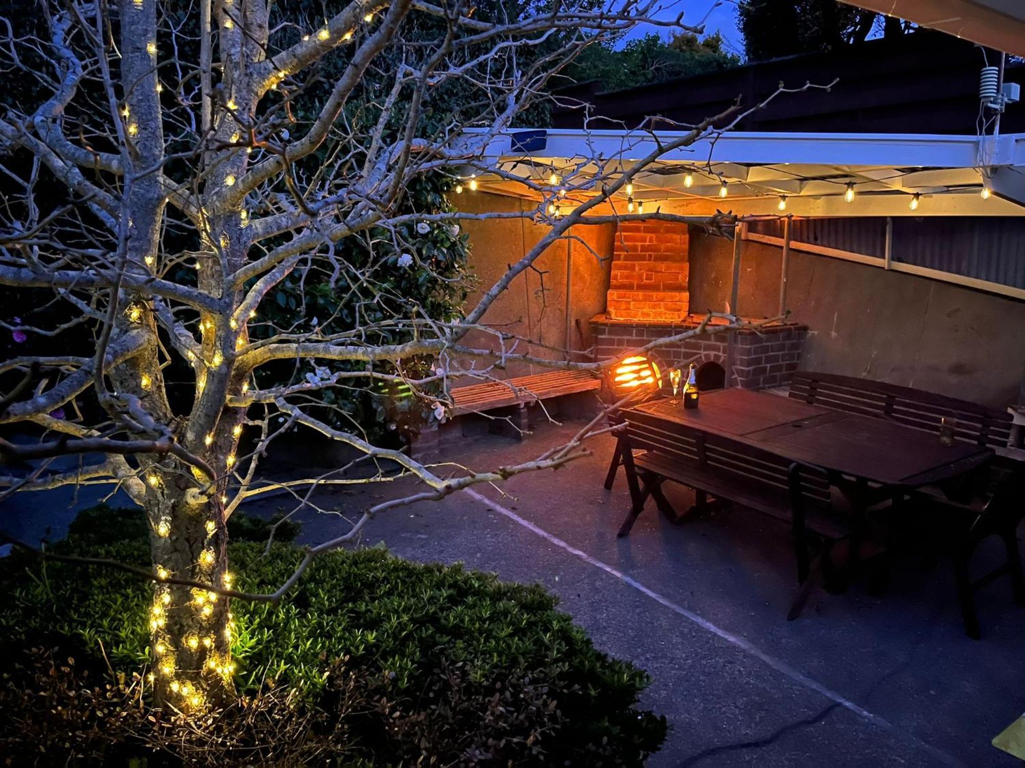 Retro 4 Bedroom Home, Warm And Welcoming, Quiet Location Porirua Buitenkant foto